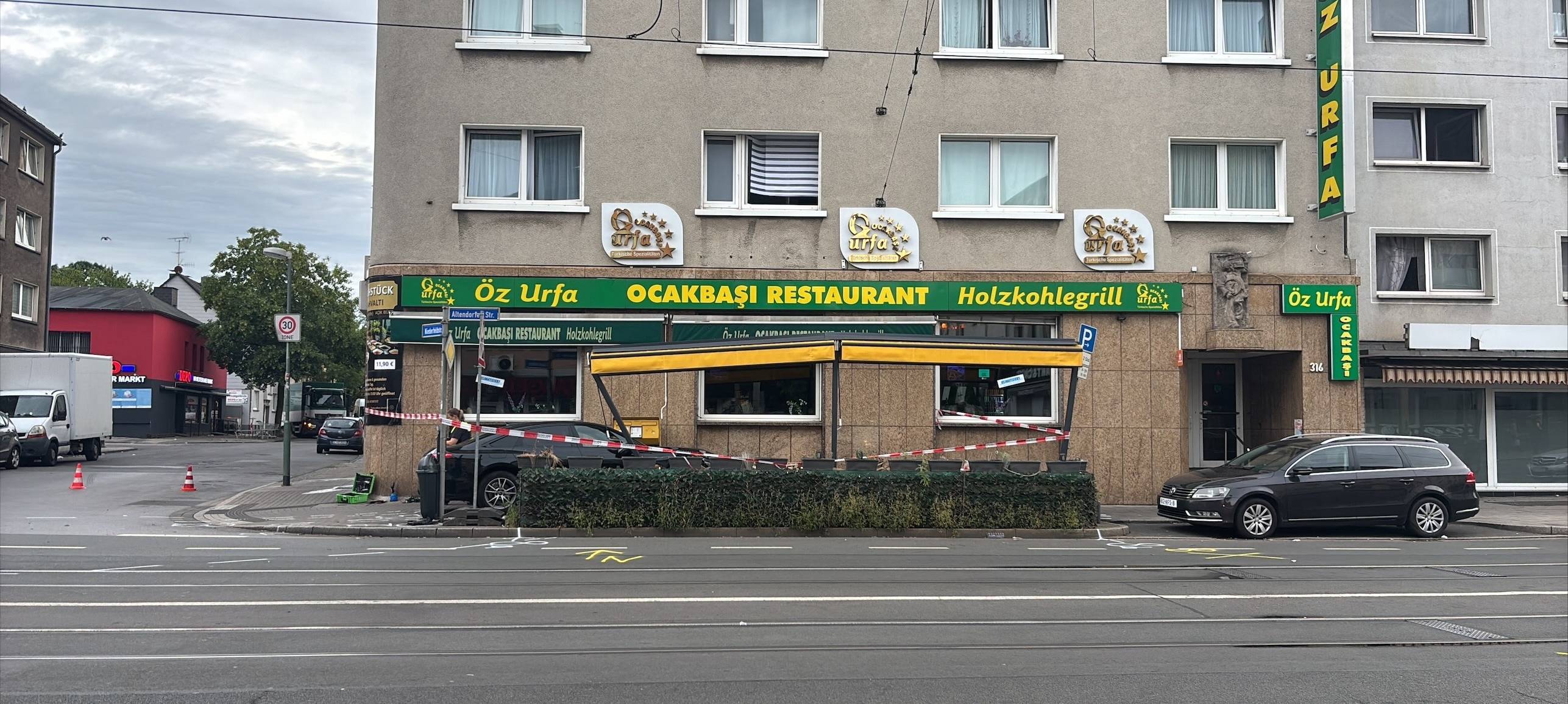 Auto kracht in Essen auf Restaurant-Terrasse - Große Straße gesperrt