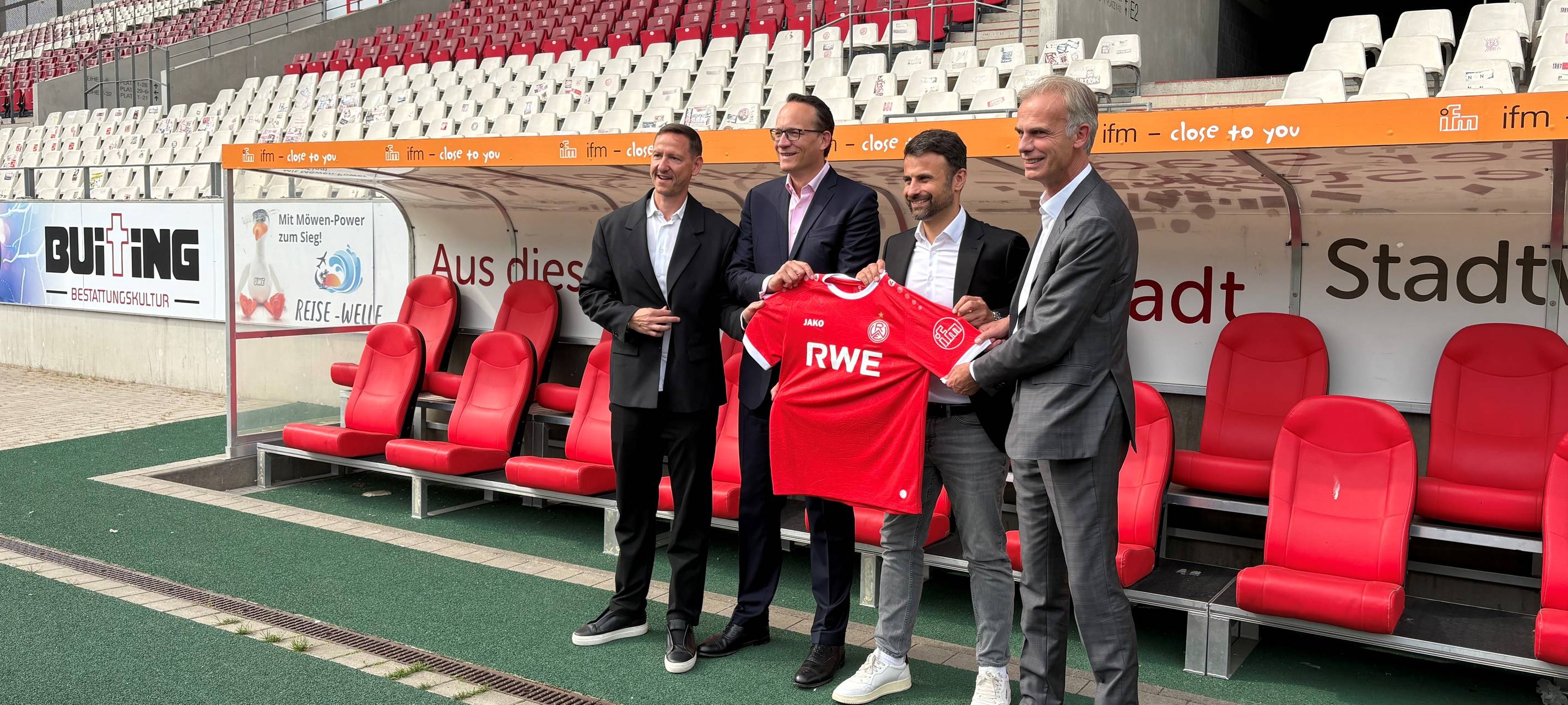 RWE wird neuer Hauptsponsor bei Rot-Weiss Essen - Neues Trikot vorgestellt