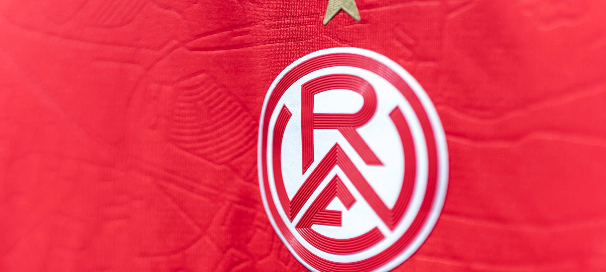 RWE wird neuer Hauptsponsor bei Rot-Weiss Essen - Neues Trikot vorgestellt