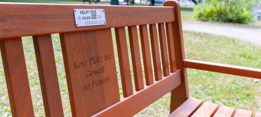 Orangene Bänke in Essen setzen Zeichen gegen Gewalt an Frauen