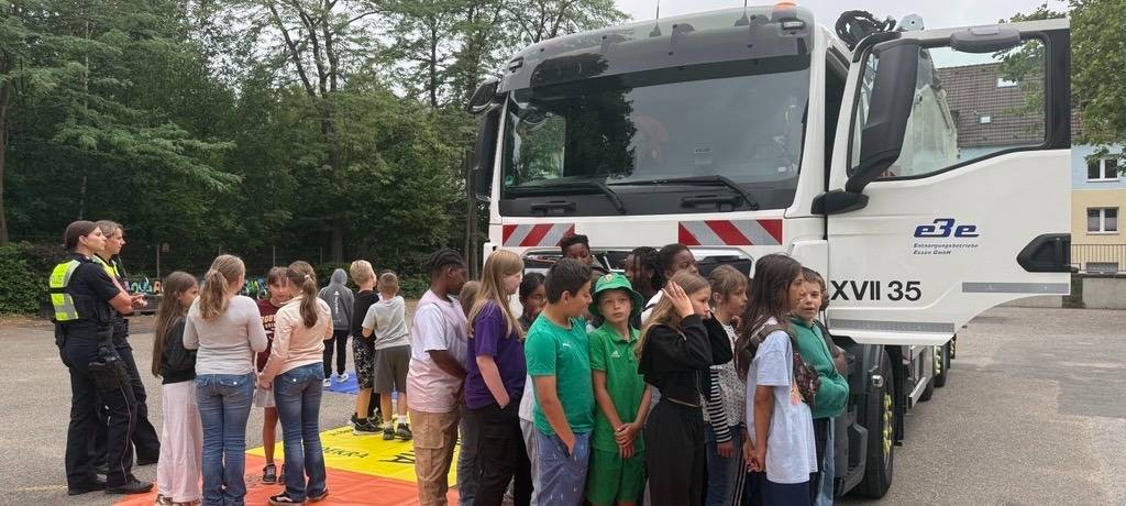 Verkehrstraining gegen tote Winkel für Grundschüler in Essen
