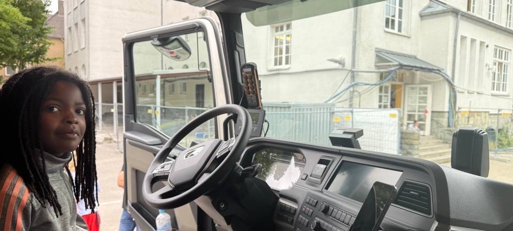 Verkehrstraining gegen tote Winkel für Grundschüler in Essen