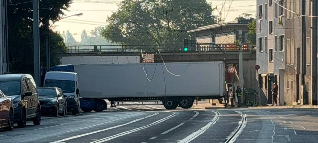LKW in Essen gegen Brücke gefahren: Straßenbahnen und Verkehr stehen still