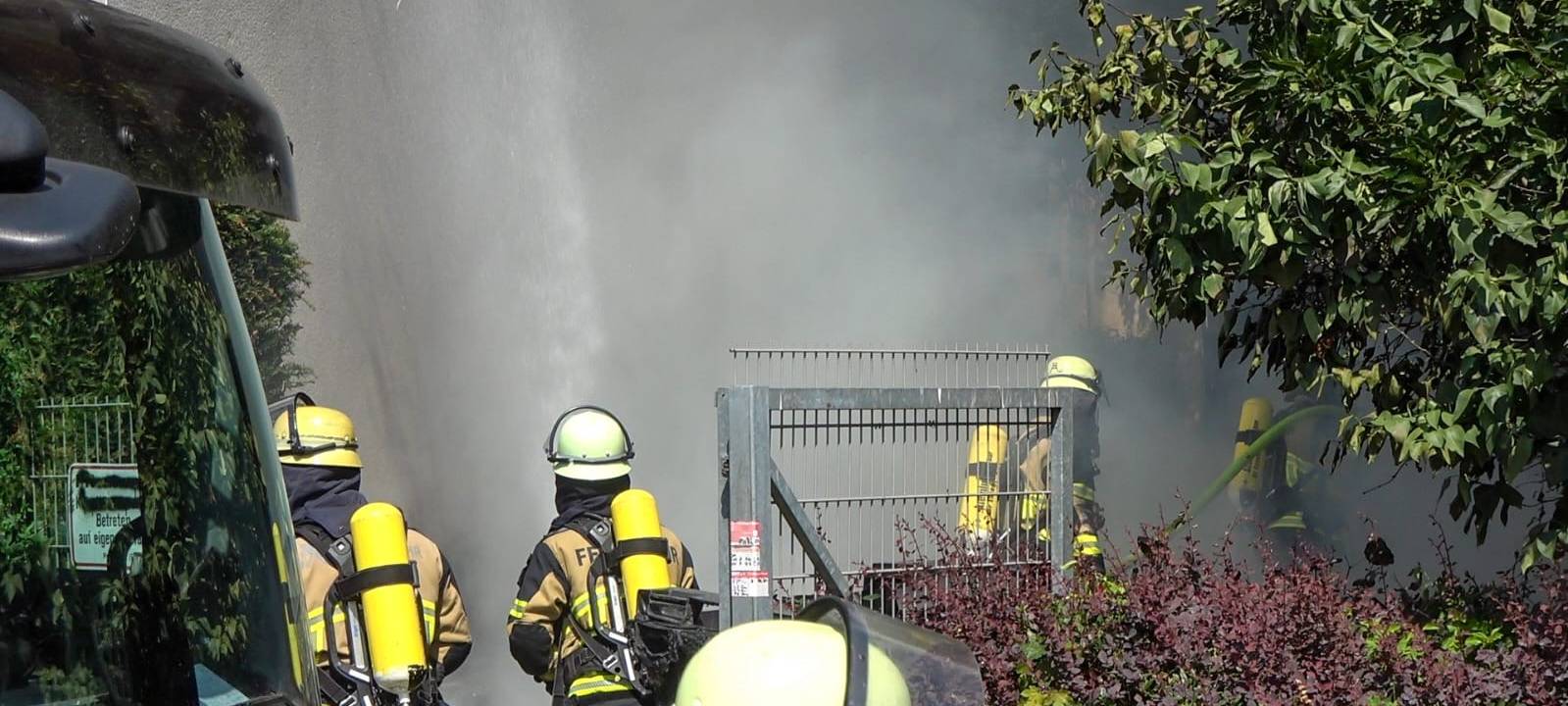 Rauch über Essen-Katernberg - Feuer an einem Wohnhaus