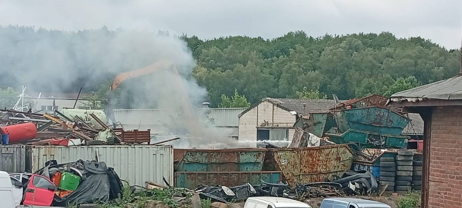 Schrottplatz in Essen - Feuerwehr muss Container löschen