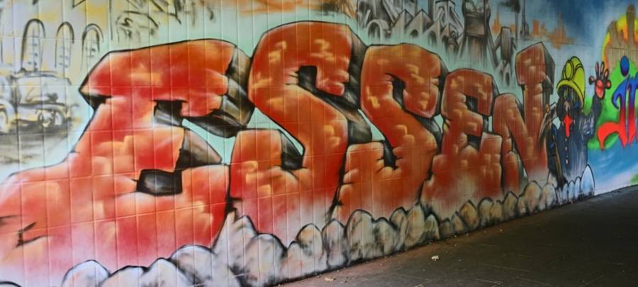 Graffiti verschönert Unterführung in Essen