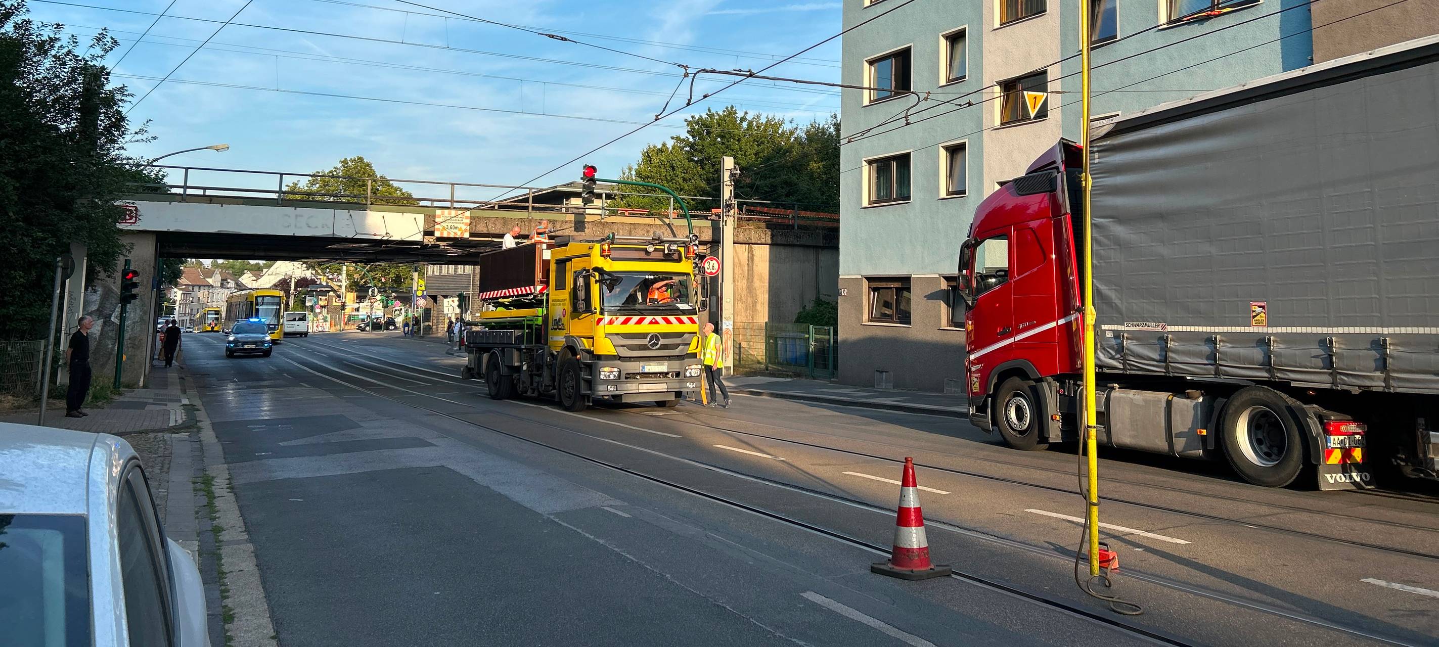 Wieder LKW in Essen unter Brücke eingeklemmt - Ruhrbahn kann nicht fahren