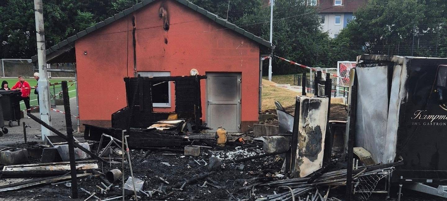 Explosion in Essen - Zeugensuche nach Feuer auf Sportplatz