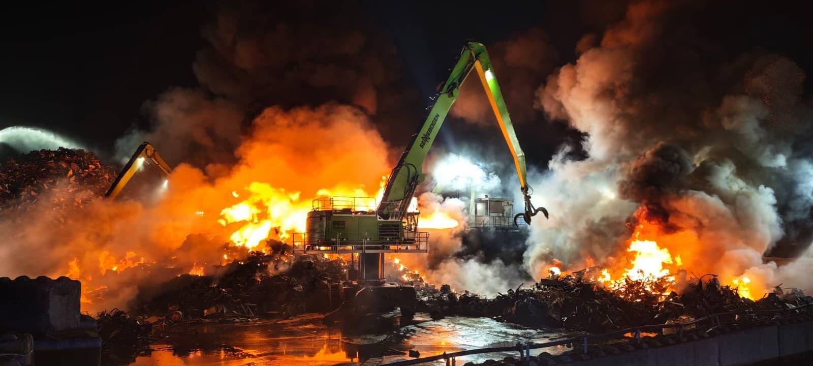 Brand auf Schrottplatz in Essen: Rauchwolken ziehen über die Stadt