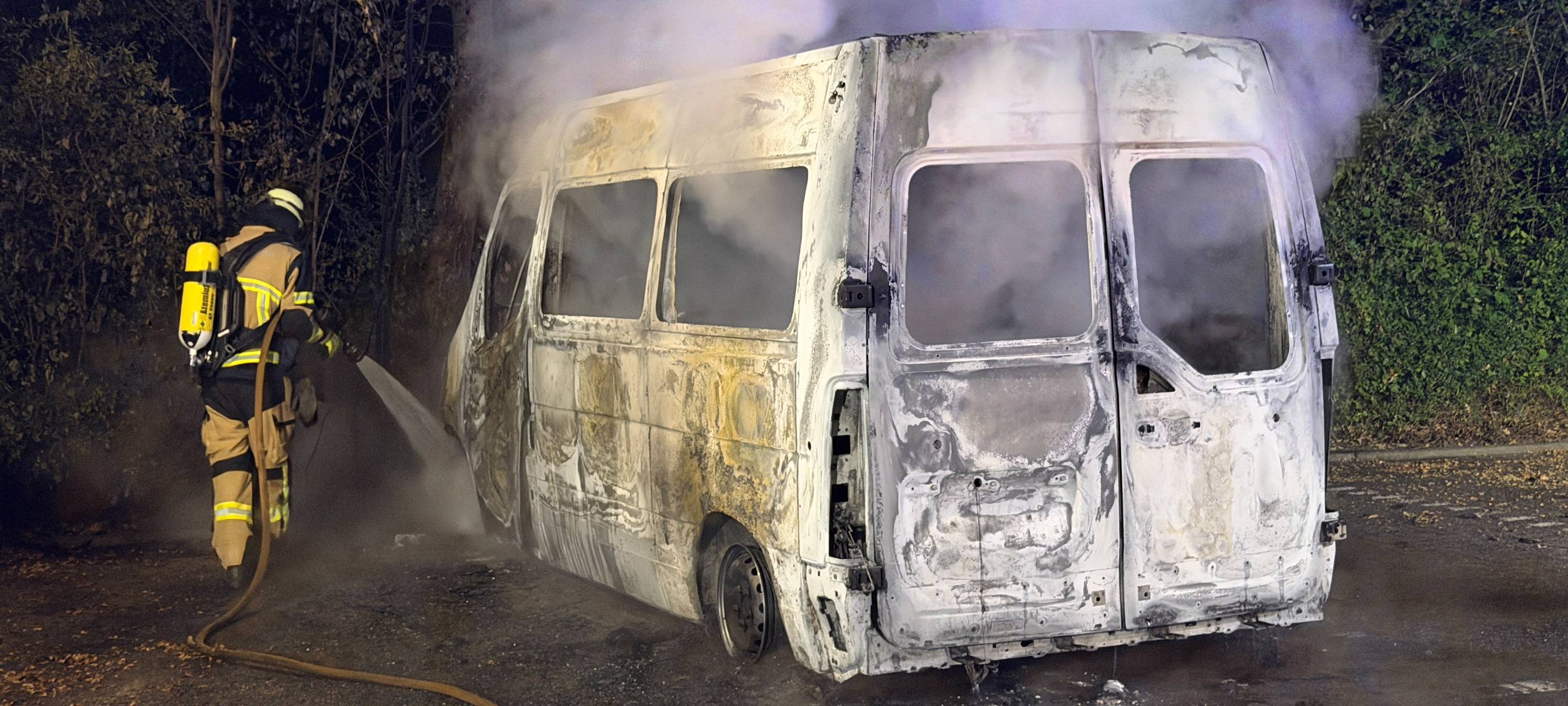 Brand in Essen: Kleintransporter brennt komplett aus