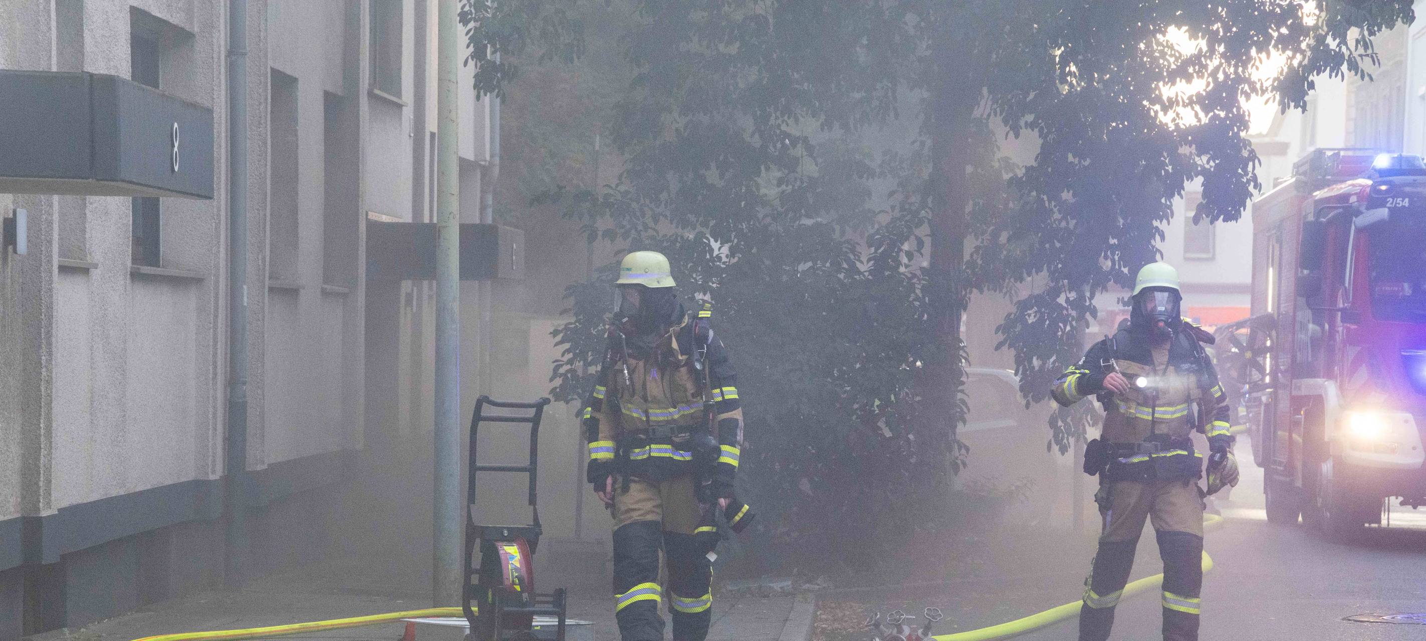 Feuerwehr Essen löscht Kellerbrand