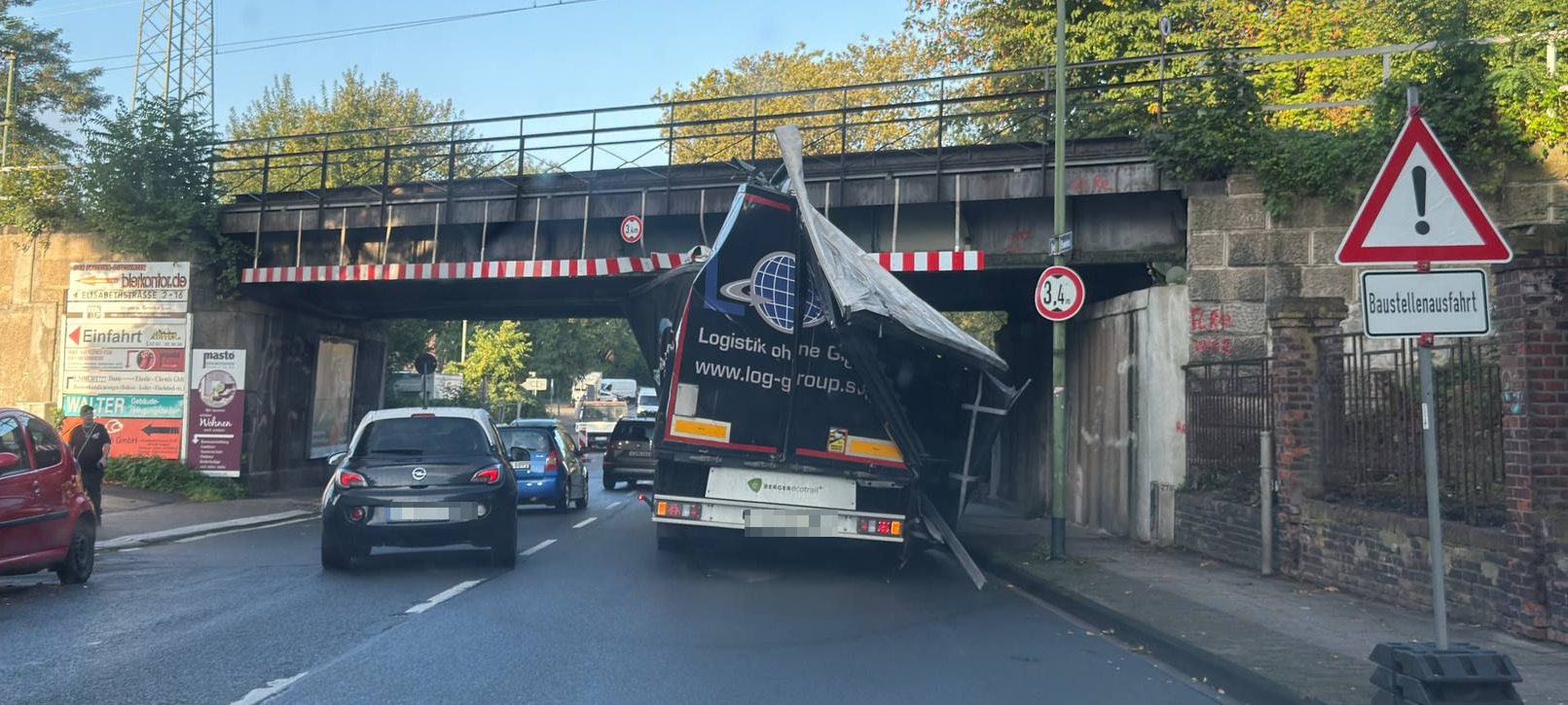 Wieder LKW in Essen unter Brücke festgefahren
