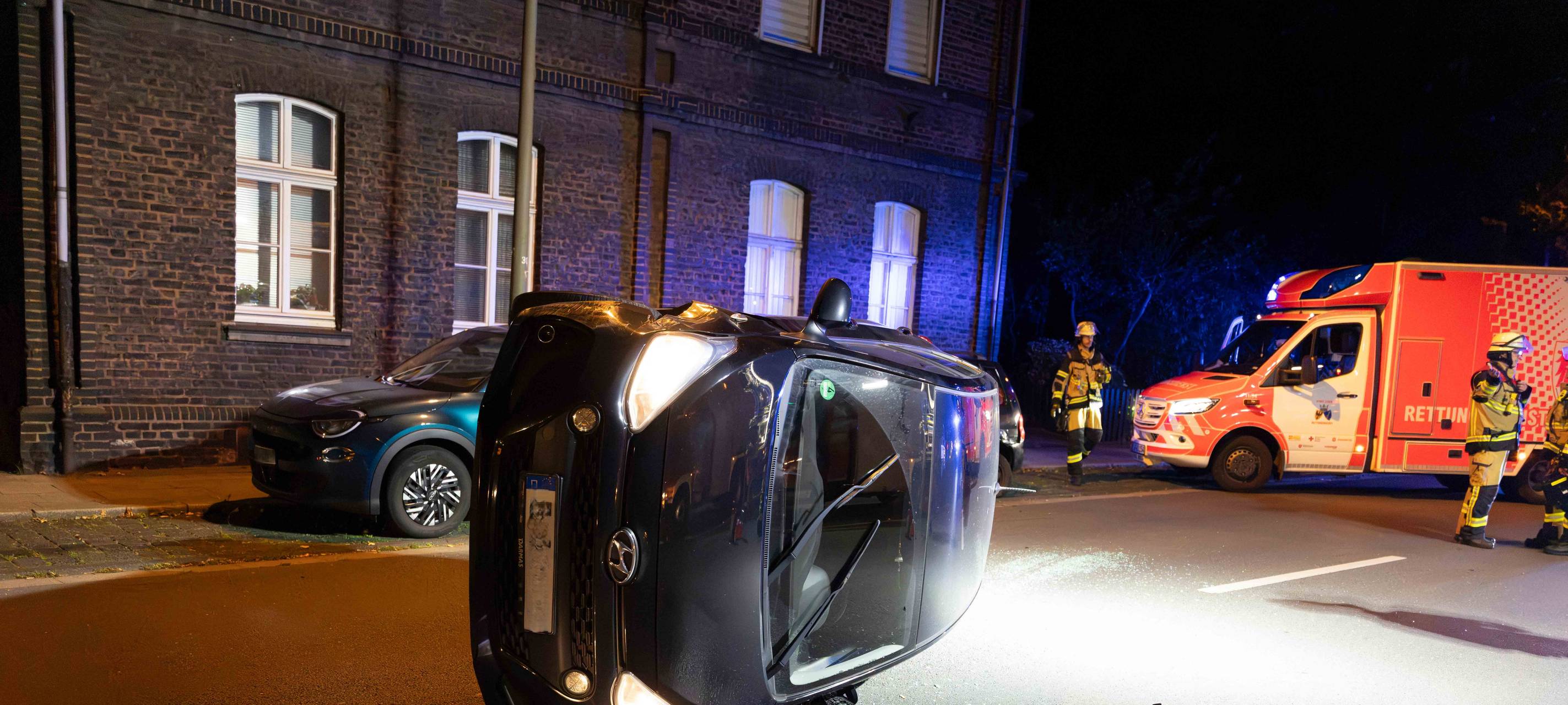 Unfall in Essen: Auto landet auf der Seite