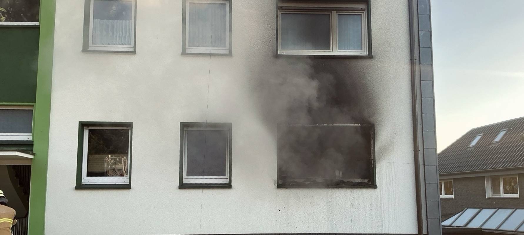 Wohnungsbrand in Essen - Feuerwehr rettet zwei Personen von Balkon