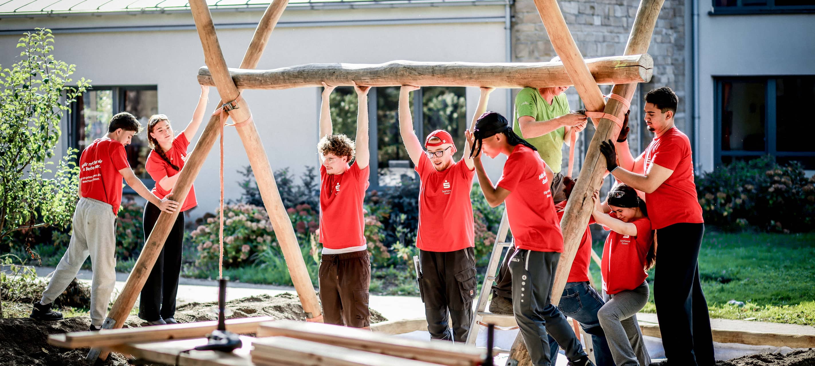 Sparkasse-Azubis bauen Spielplatz in Essen