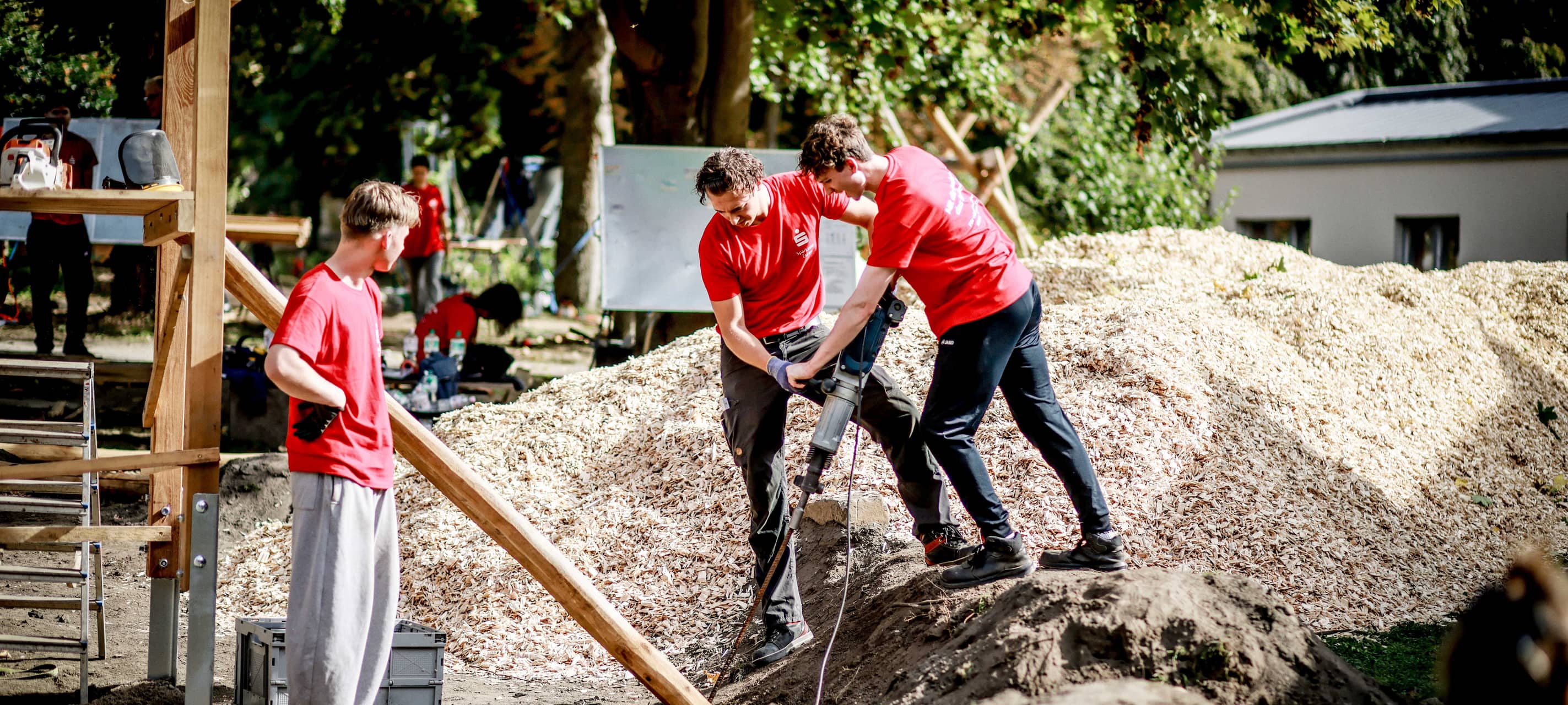 Sparkasse-Azubis bauen Spielplatz in Essen