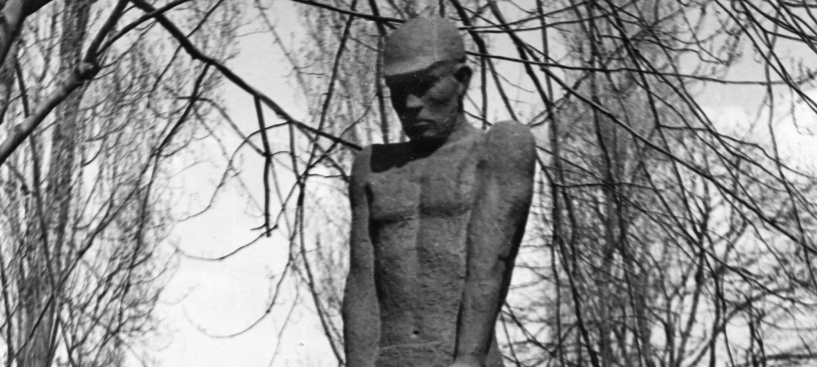 Trauernder Bergmann in Essen - Ersatz für gestohlene Skulptur ist da!