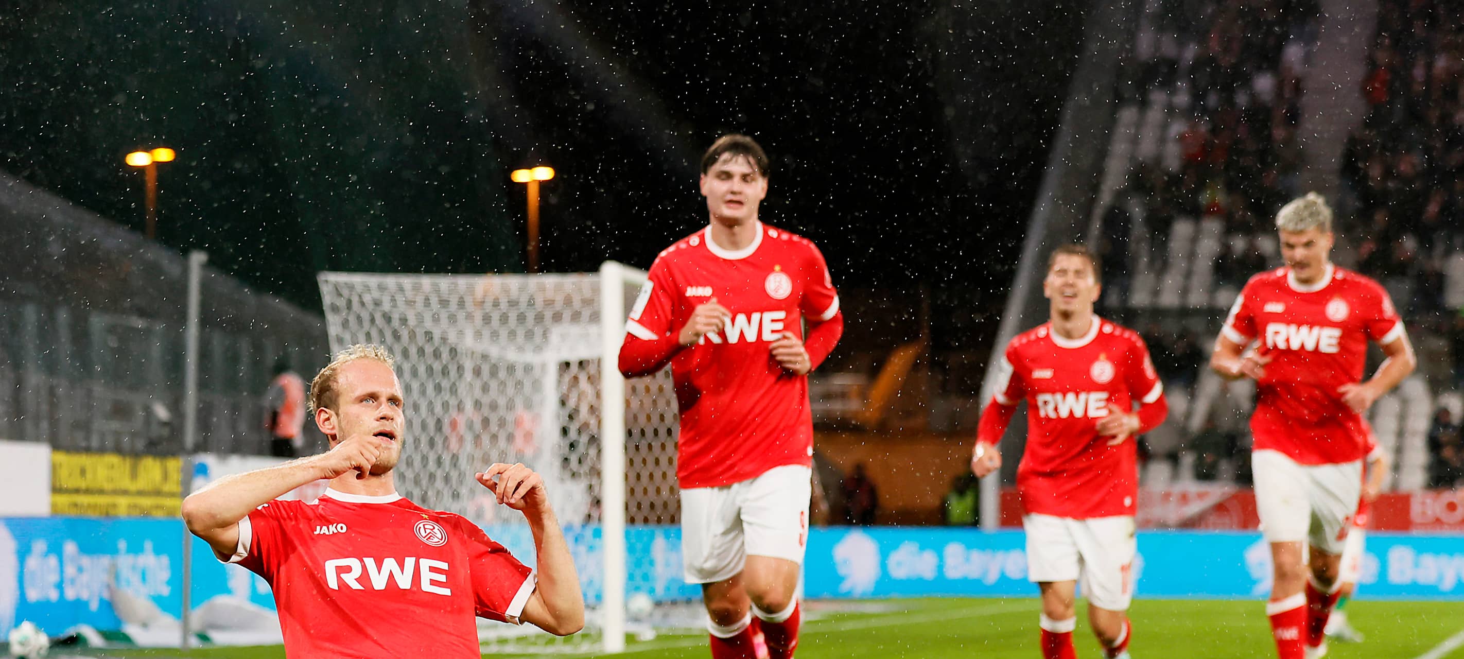 RWE schlägt Regensburg - Hüning: „Unfassbar stolz auf diese Mannschaft“