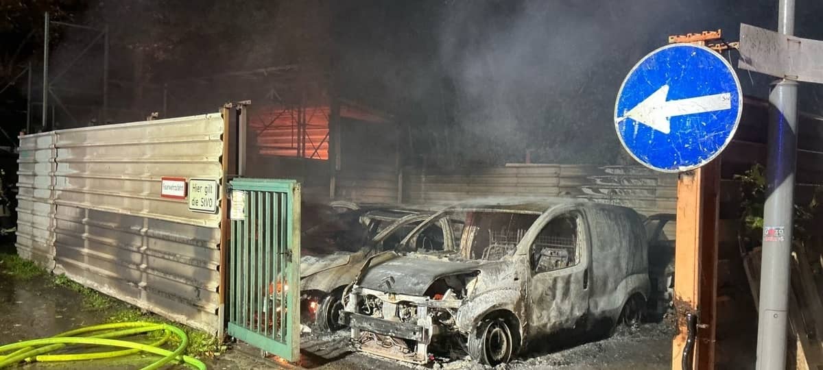 Autos brennen auf Hinterhof in Essen