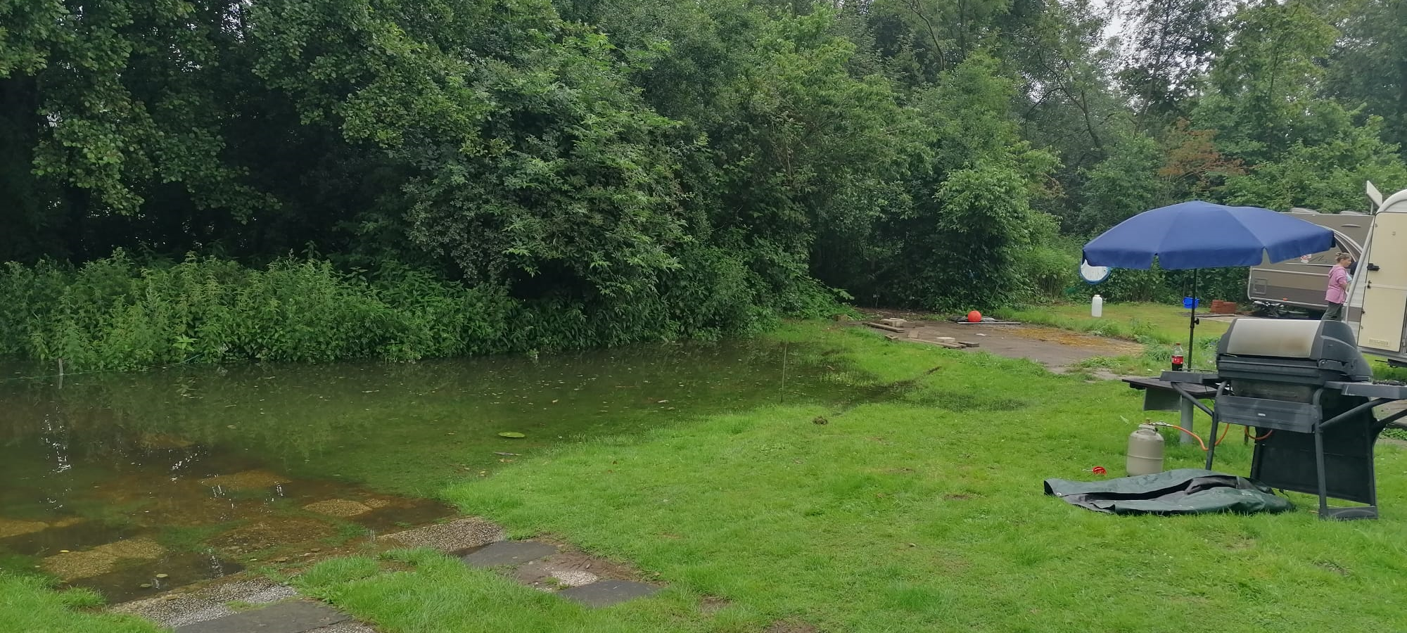 Hochwasser auf dem Campingplatz Deichklause in Essen-Radio