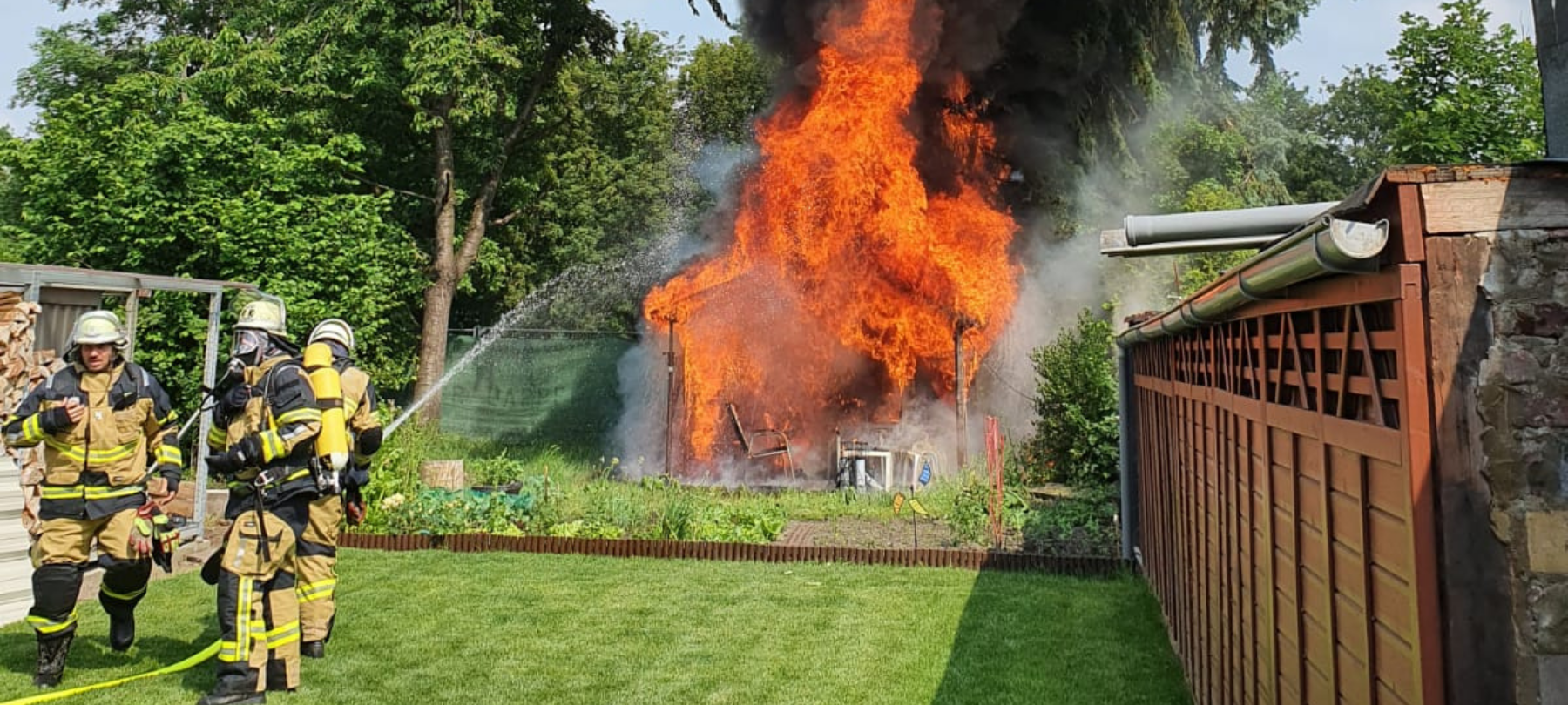 Gartenhaus in Essen-Katernberg brennt - schwarze Rauchsäule zu sehen