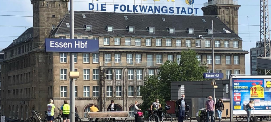 Noch eine Fotomontage, bald vielleicht Realität: Der Schriftzug Essen - Die Folkwangstadt auf dem Dach des Hotels Handelshof.