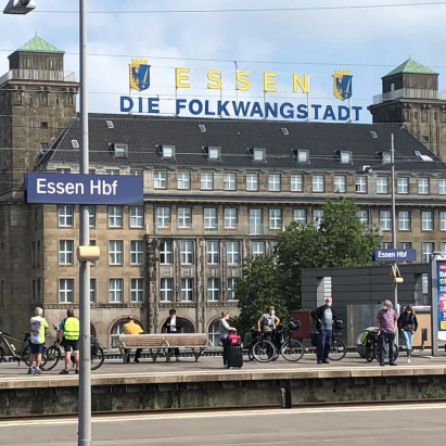 Noch eine Fotomontage, bald vielleicht Realität: Der Schriftzug Essen - Die Folkwangstadt auf dem Dach des Hotels Handelshof.