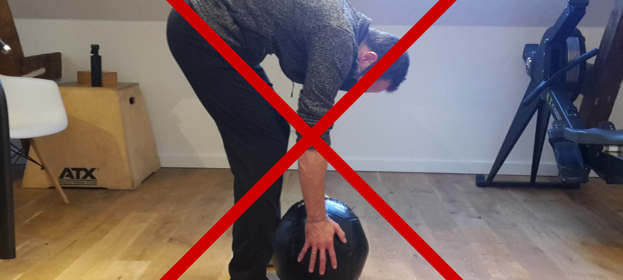 Fitnesstrainer aus Essen zeigt, wie man Sachen falsch hochhebt.