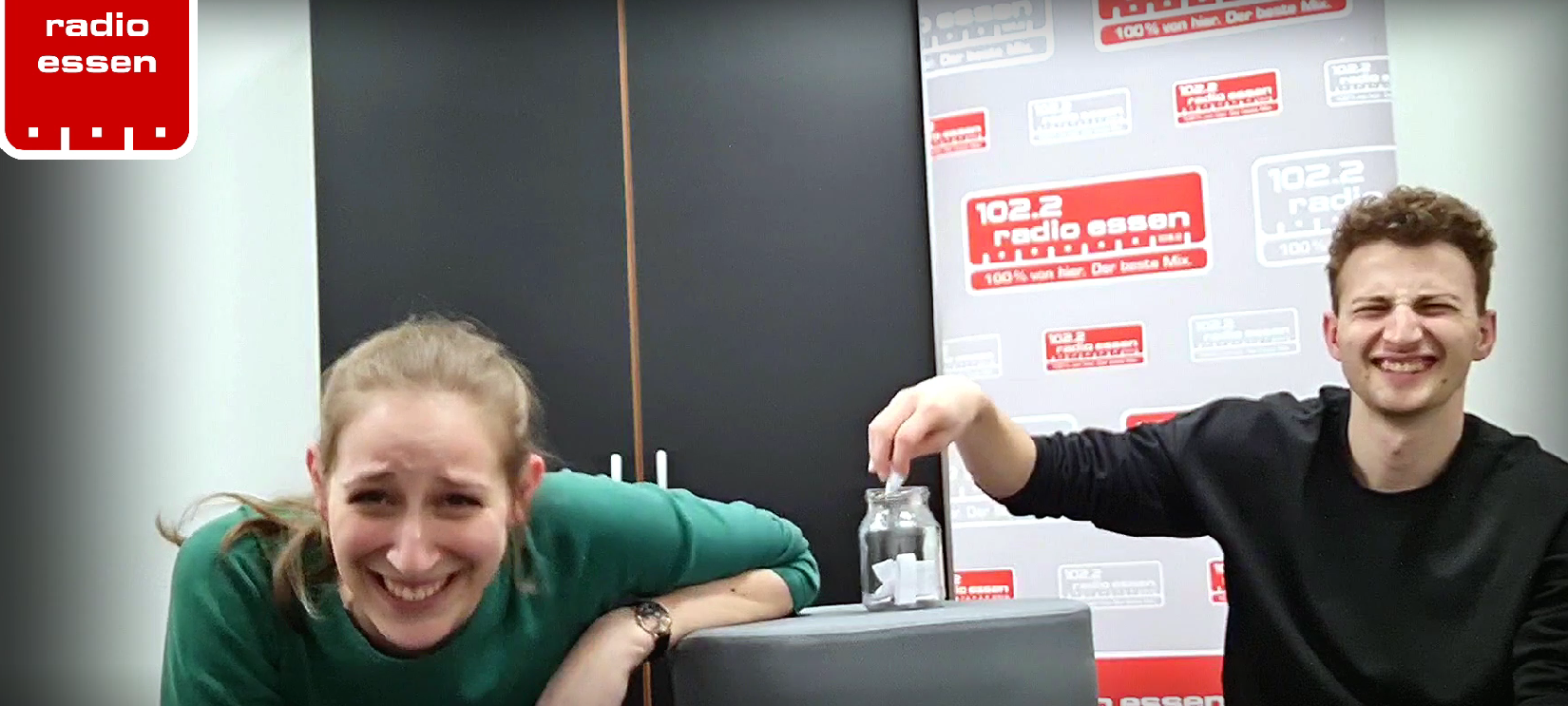 Larissa Schmitz und Joshua Windelschmidt aus der Radio Essen-Frühschicht beantworten 10 Fragen aus dem Glas.