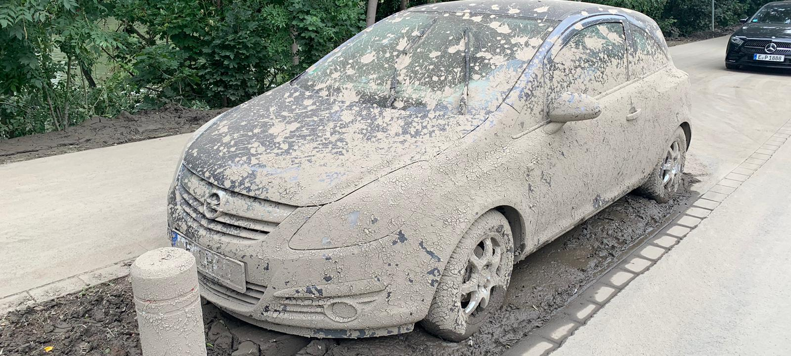 laupendahler-landstrasse-auto-radio-essen-schlamm-dreck-sturm-hochwasser
