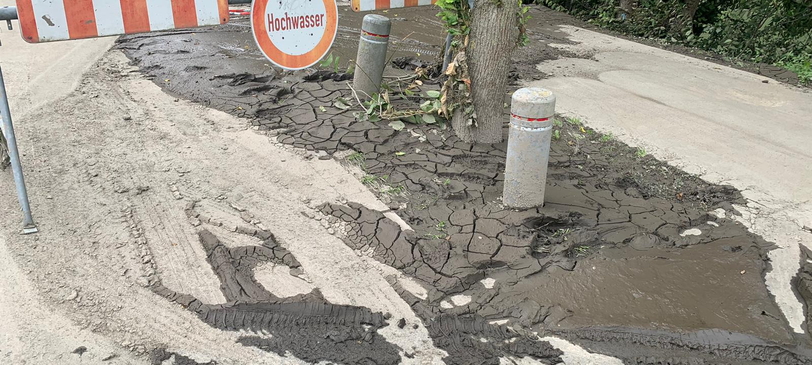 laupendahler-landstrasse-auto-radio-essen-schlamm-dreck-sturm-hochwasser