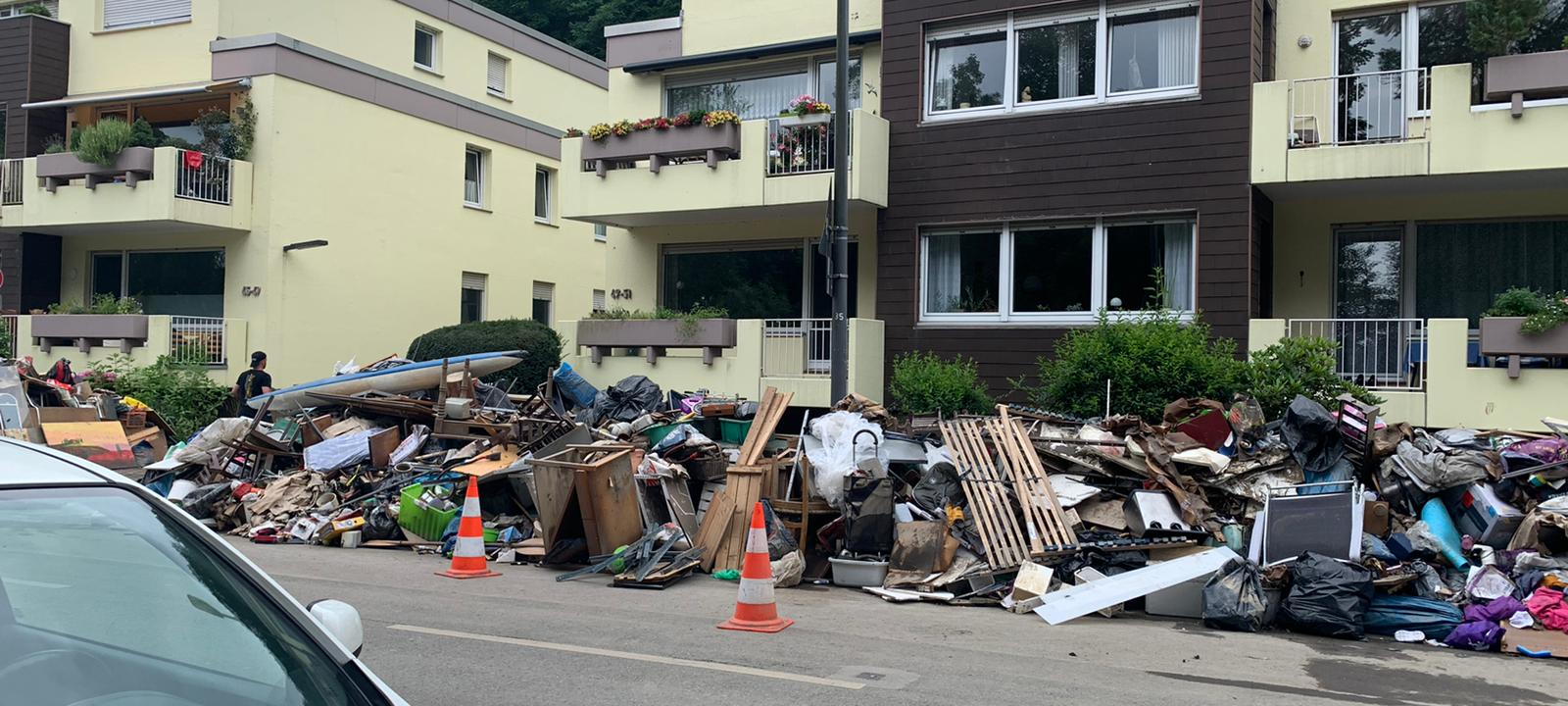 laupendahler-landstrasse-auto-radio-essen-schlamm-dreck-sturm-hochwasser