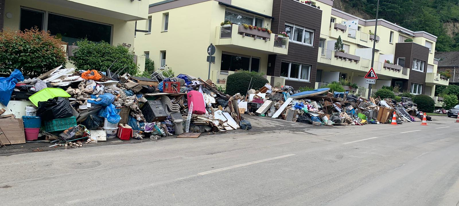 laupendahler-landstrasse-auto-radio-essen-schlamm-dreck-sturm-hochwasser