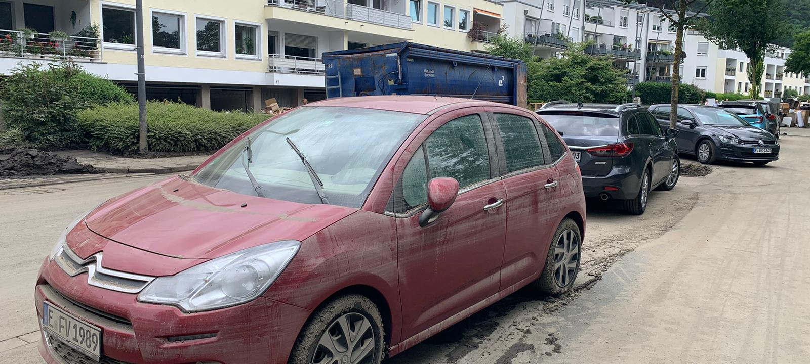 laupendahler-landstrasse-auto-radio-essen-schlamm-dreck-sturm-hochwasser