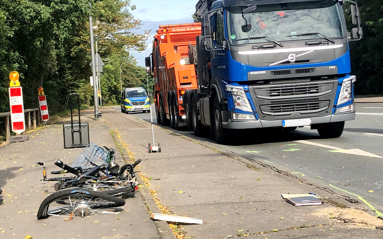 Polizei rekonstruiert tödlichen Fahrradunfall auf der Hans-Böckler-Straße in Essen