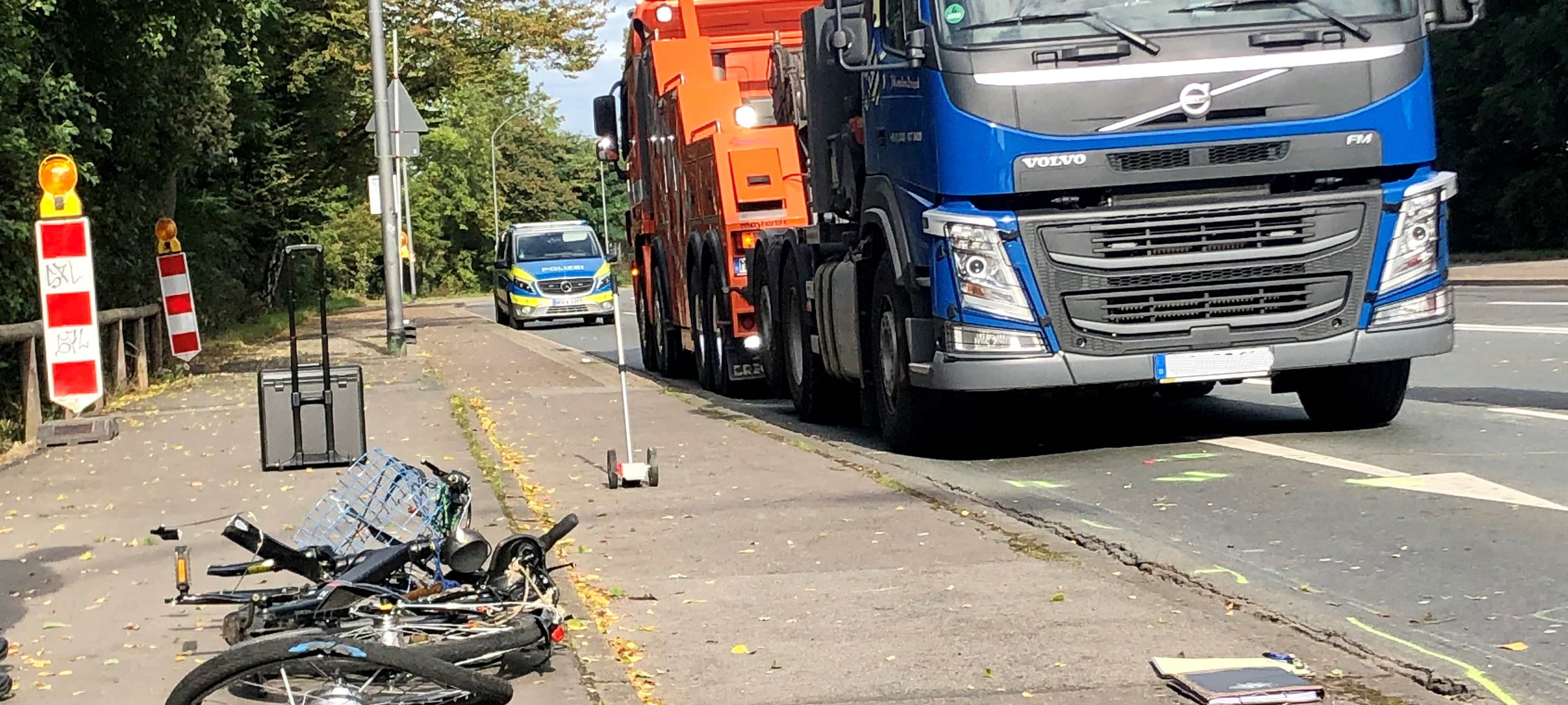 Polizei rekonstruiert tödlichen Fahrradunfall auf der Hans-Böckler-Straße in Essen