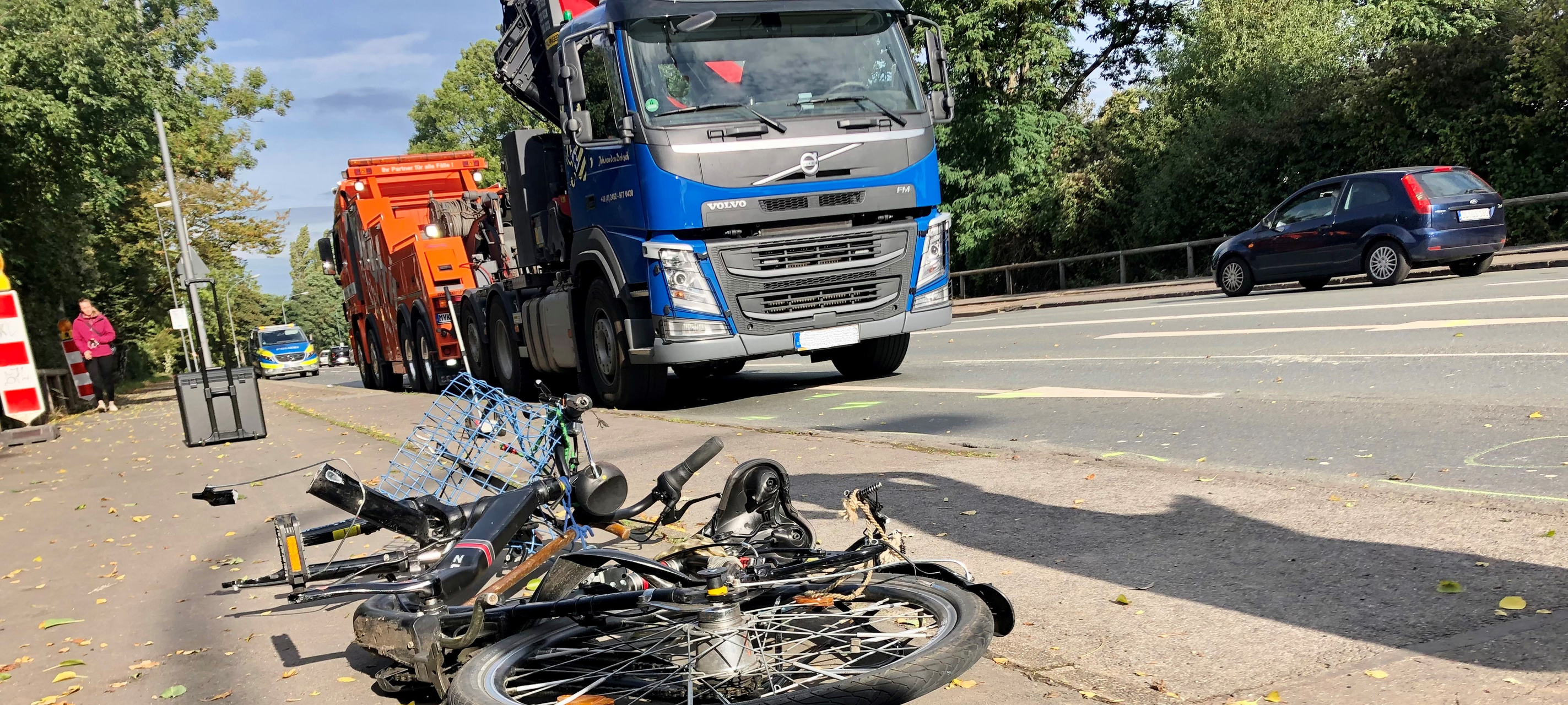 Polizei rekonstruiert tödlichen Fahrradunfall an der Hans Böckler-Straße in Essen