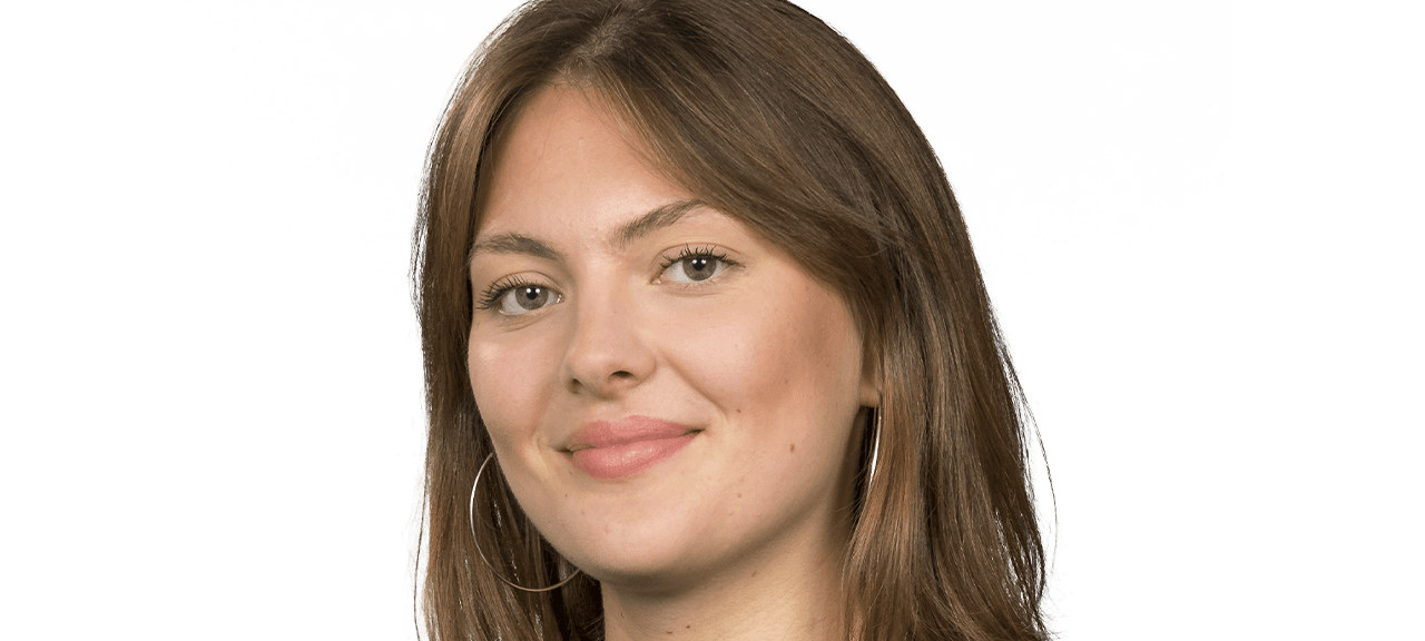 Porträtfoto von Moderatorin Mona Belinskiy