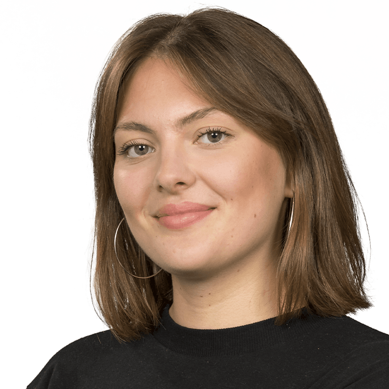 Porträtfoto von Moderatorin Mona Belinskiy