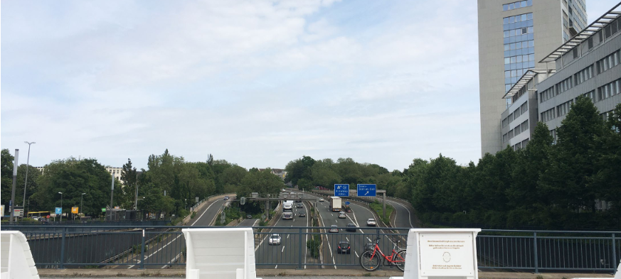 Kunstaktion über A40: Entspannen auf der Freiheit