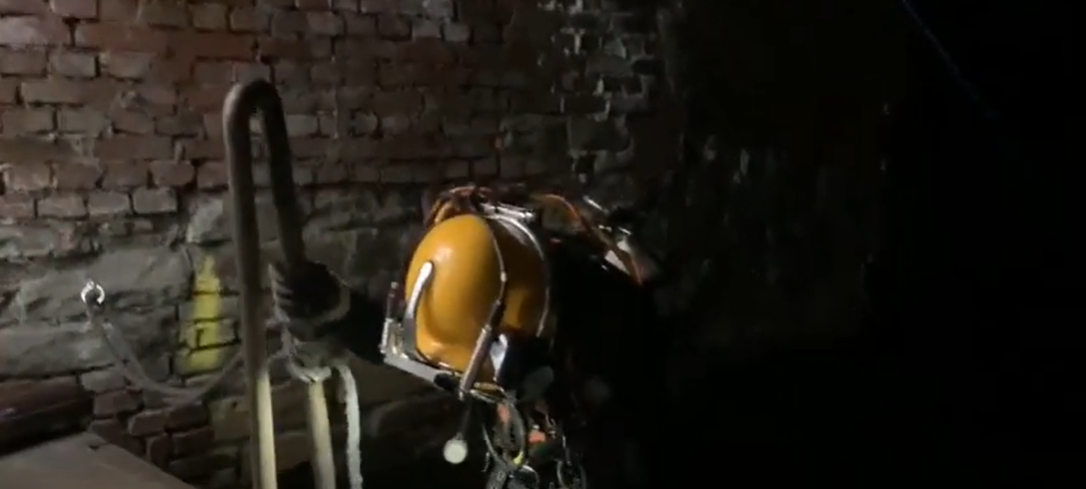 Taucher in Essen repariert Deilbach nach Hochwasser mit unterirdischen Arbeiten.