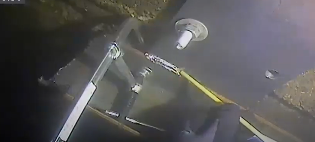 Taucher in Essen repariert Deilbach nach Hochwasser mit unterirdischen Arbeiten.