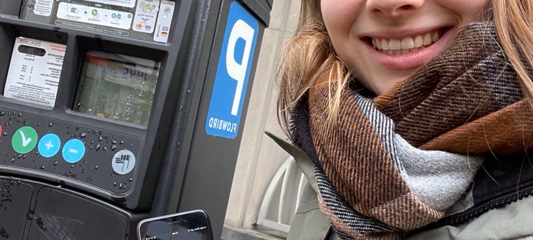 Radio Essen-Stadtreporterin Antonia Weiß beim digitalen Parkschein-Test