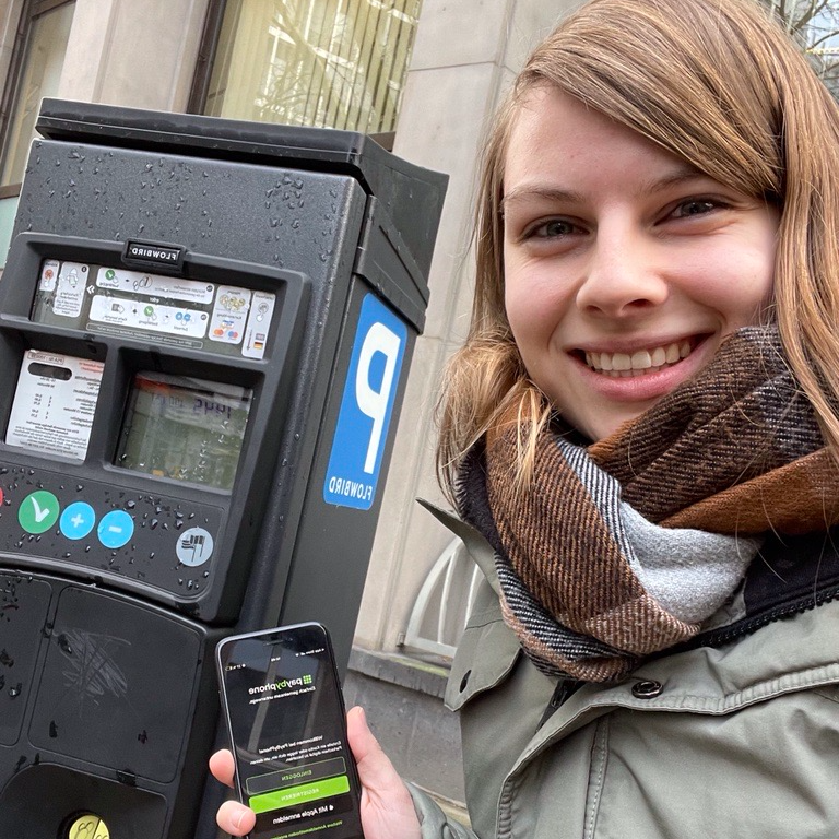 Radio Essen-Stadtreporterin Antonia Weiß beim digitalen Parkschein-Test