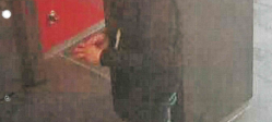 Foto-Fahndung in Essen: Dieb klaut Geld aus Bankautomaten