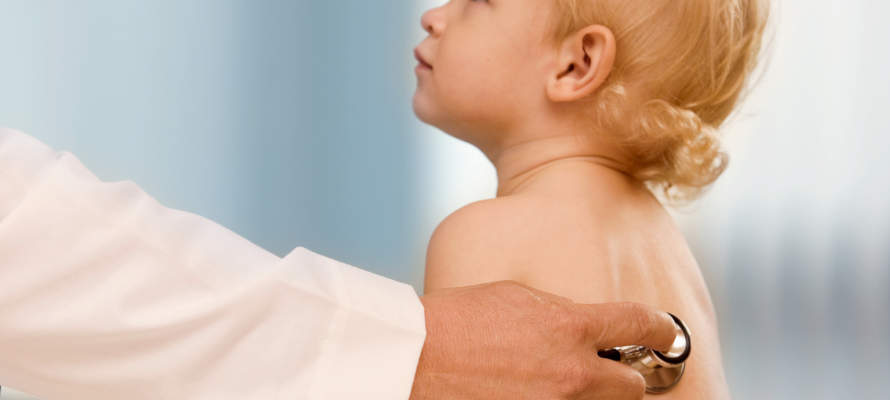 Kinderarzt untersucht Kleinkind