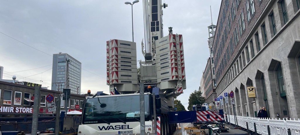 Königshof in Essen bekommt Kältemaschine aufs Dach: Straße gesperrt