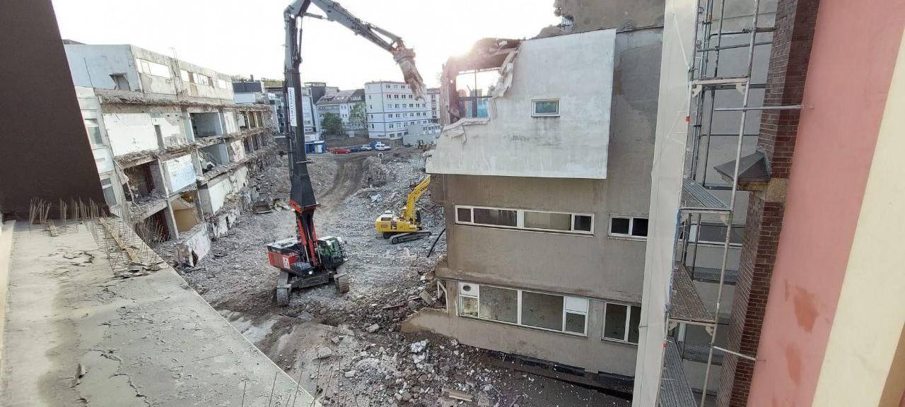 Der Sprungturm am Alten Hauptbad in Essen wird abgerissen.