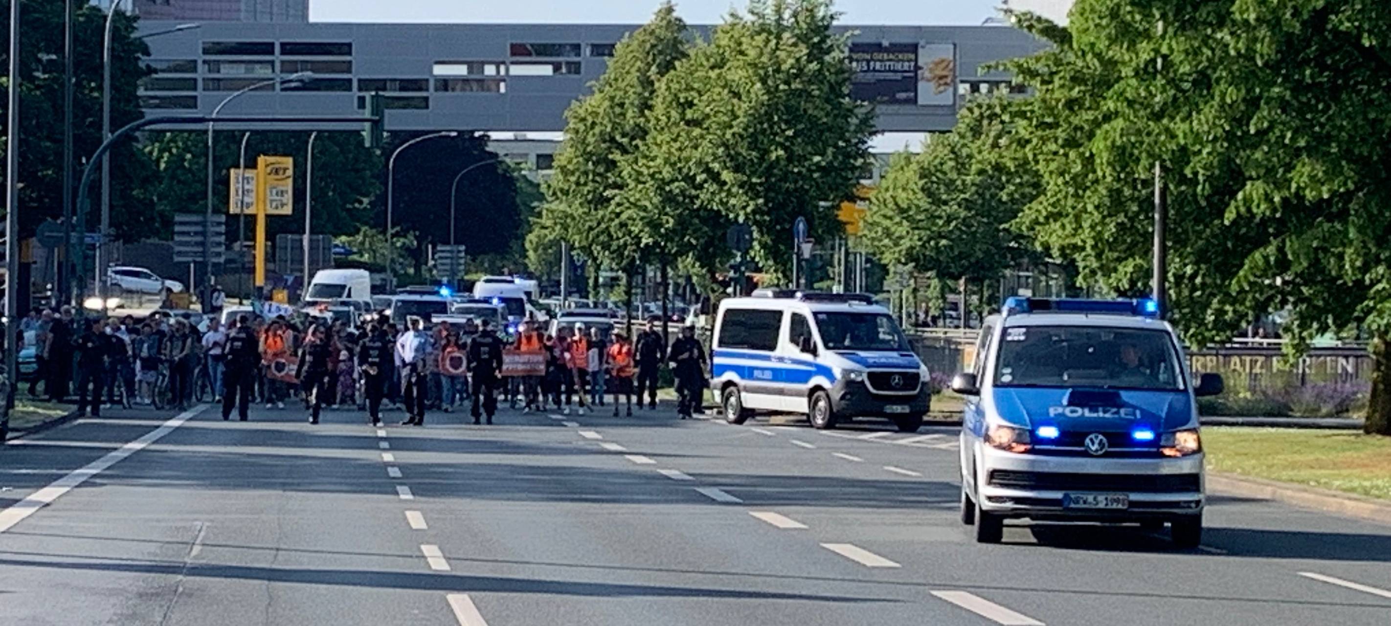 Demonstration in Essen: Letzte Generation blockiert Straße