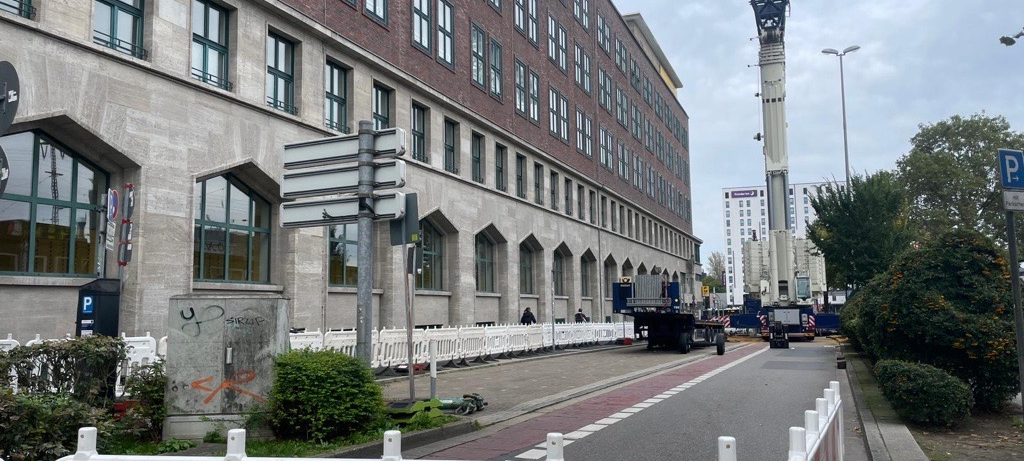 Königshof in Essen bekommt Kältemaschine aufs Dach: Straße gesperrt